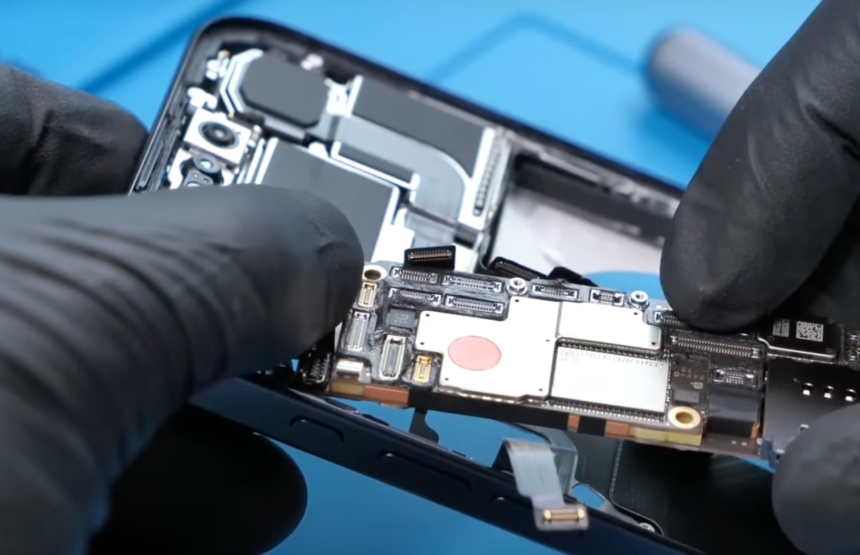 iPhone 15 teardown: repareren blijft nog steeds lastig