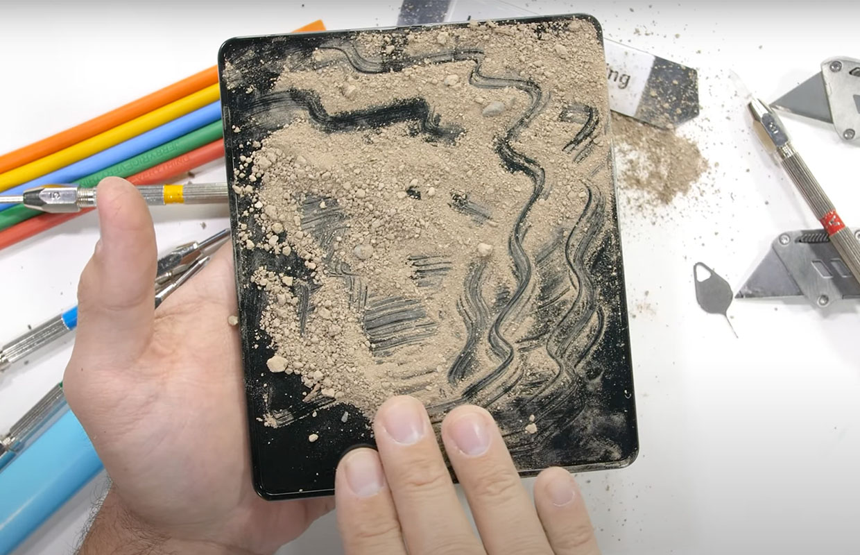 Video: Samsung Galaxy Z Fold 4 overleeft lading zand en buigtest