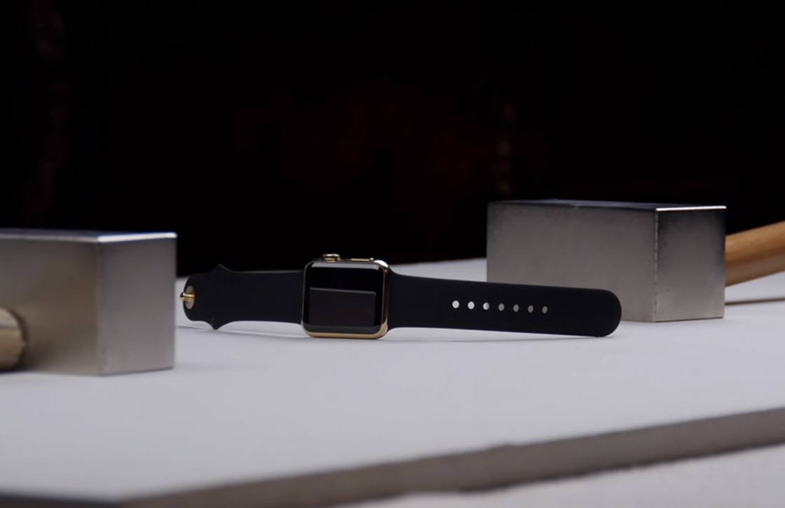 Au: YouTuber sloopt een gouden Apple Watch met magneten