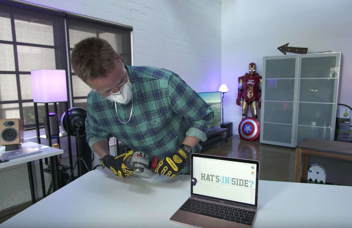 Video: YouTubers zagen roségouden MacBook in tweeën