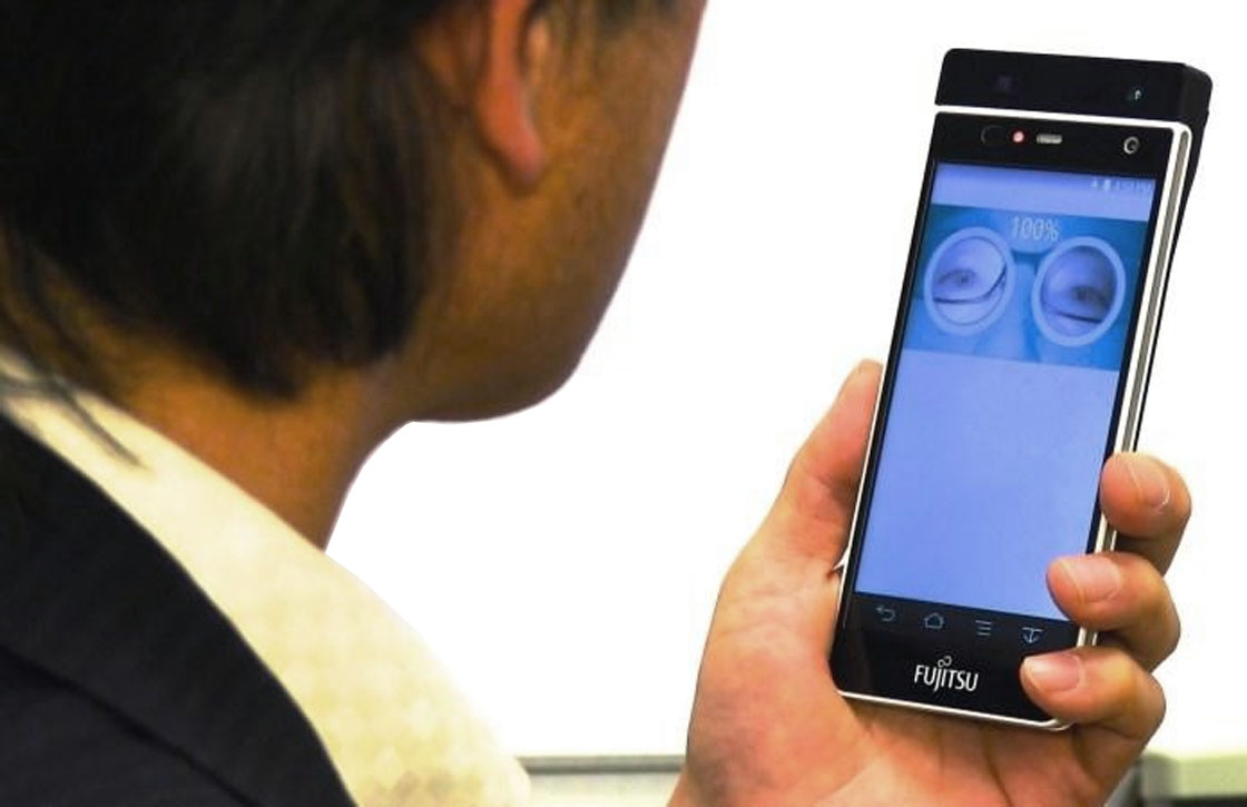 Video: Fujitsu toont smartphone met irisscanner op MWC