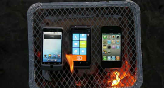 De HTC Desire Z, de HTC Surround en de iPhone 4 op de barbecue