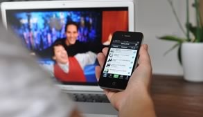 Tv-kijkers snel afgeleid door smartphones