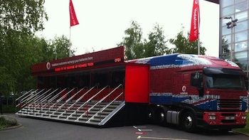 Vodafone gaat muziekfestivals langs met oplaad-truck