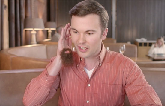 Bizarre LG G Flex reclame stelt toestel voor als pratende hand