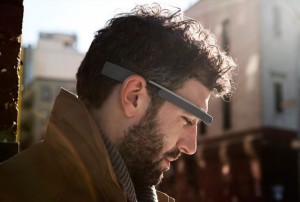 Google Glass van hoofd journalist gerukt en op de grond gegooid