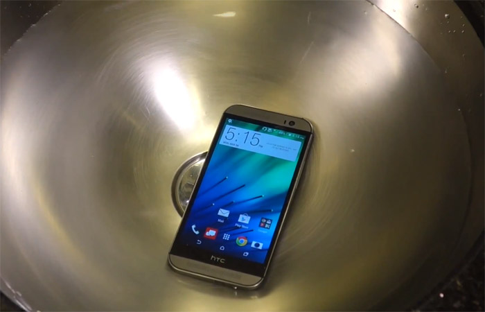 Video: nieuwe HTC One kan tegen meer dan een spatje water