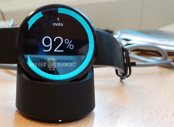 Foto’s: Motorola Moto 360 krijgt hippe oplader