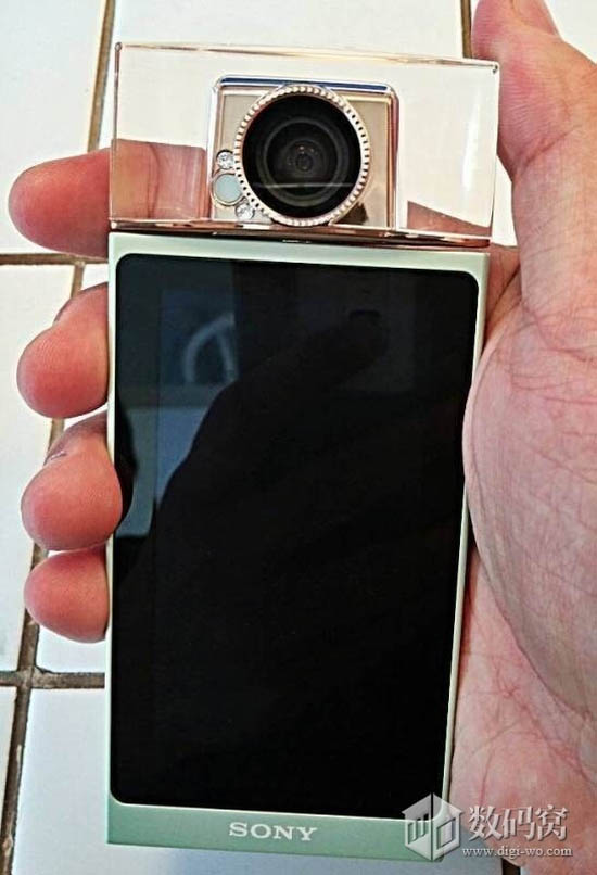 Foto’s: Sony maakt selfietelefoon die eruitziet als parfumfles