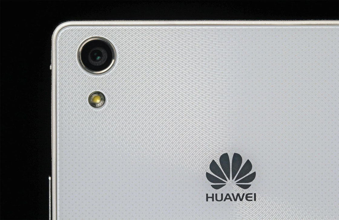 ‘Close-up toont metalen achterkant Huawei Ascend P8’
