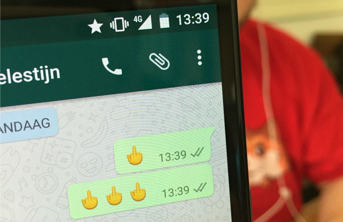 Laatste WhatsApp laat je nu officieel de middelvinger-emoji sturen