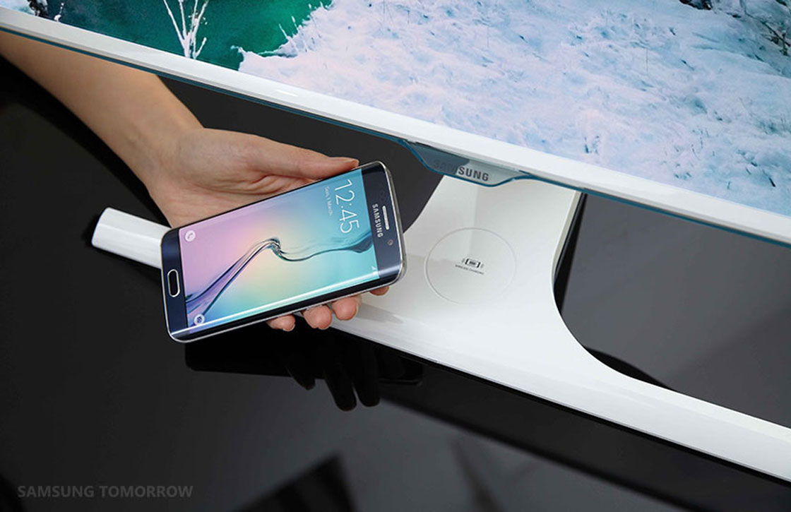 Deze Samsung-monitor kan je smartphone draadloos opladen