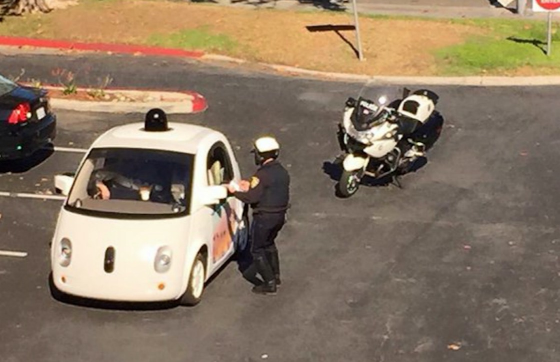 Zelfrijdende auto Google rijdt te traag, wordt aangehouden