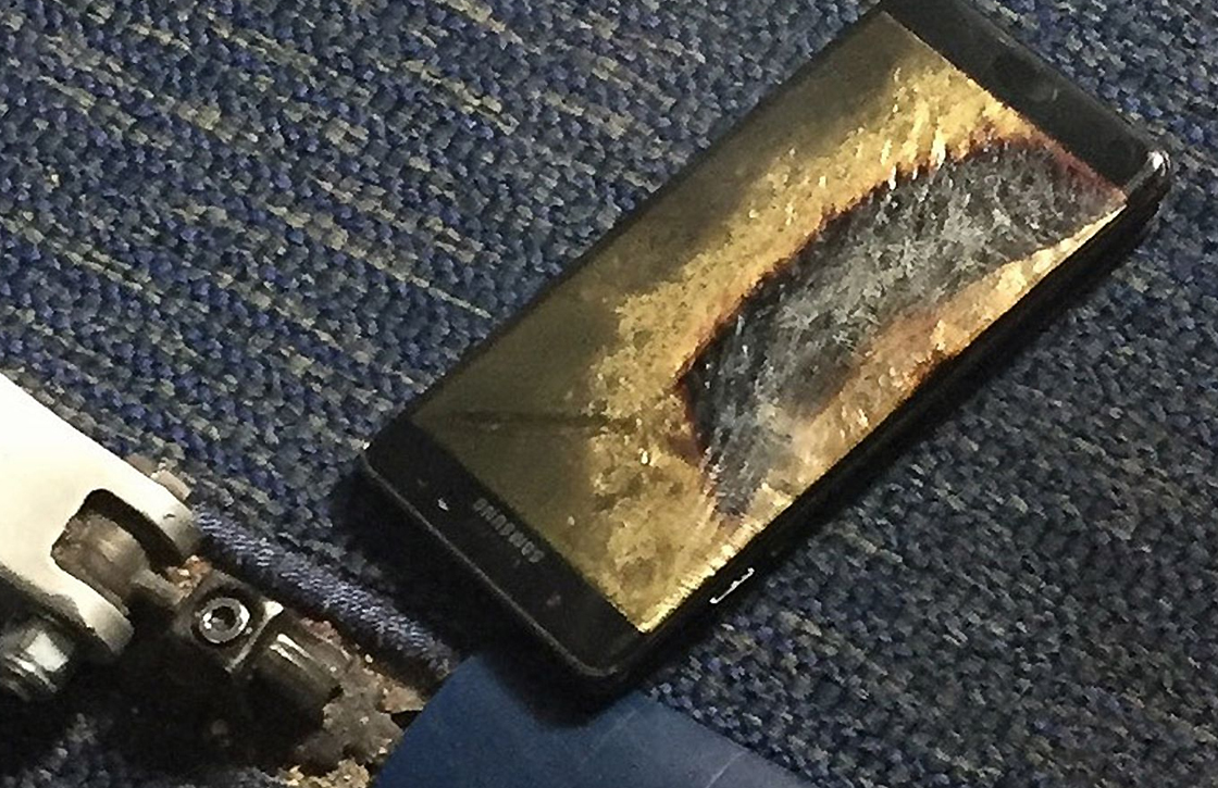 Vervangende Samsung Galaxy Note 7 vat vlam in vliegtuig