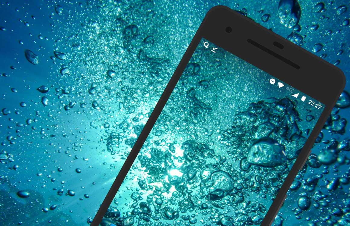 Smartphone in het water gevallen: dit kun je doen