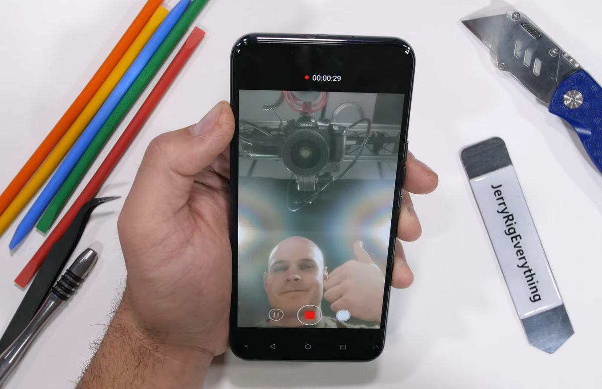 Video: ZTE Axon 20 5G met frontcamera achter scherm uit elkaar gehaald