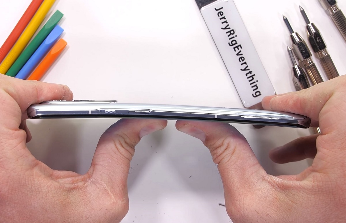 Video: OnePlus 9 Pro slaagt in ‘marteltest’