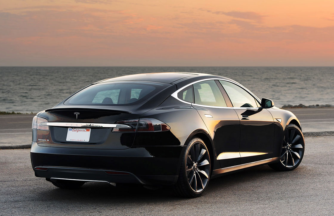 Een auto van Tesla starten kan straks met je iPhone
