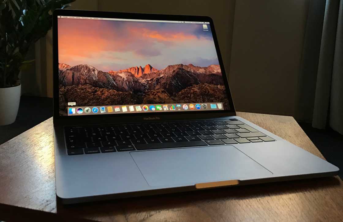 Gebruikers MacBook Pro (2016) klagen over krakend scharnier